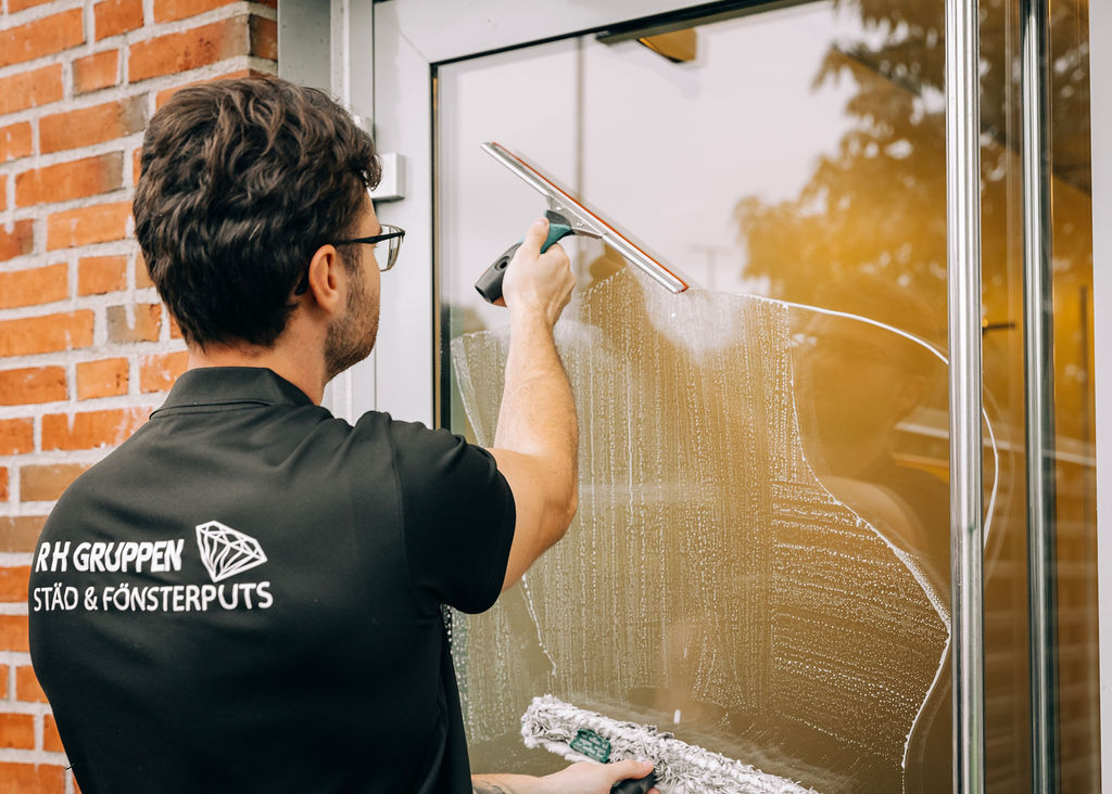 Rh-gruppen-fonsterputs-entrefonster-trappstadning-brf-bromolla